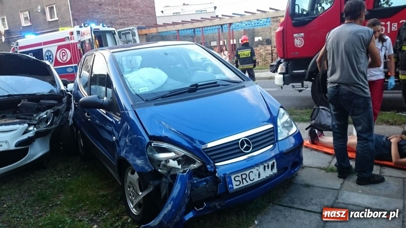 Zdjęcie w galerii na portalu naszraciborz.pl: Wypadek na Rybnickiej. Peugeot zderzył się z mercedesem. Jedna osoba ranna wiadomości z regionu