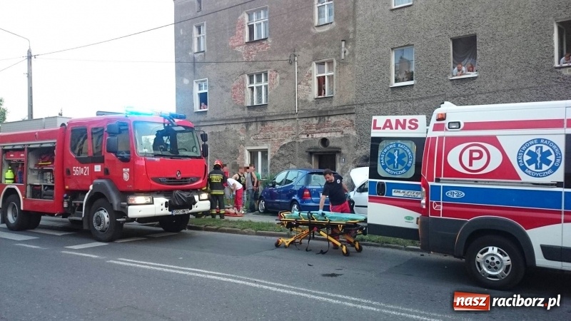 Zdjęcie w galerii na portalu naszraciborz.pl: Wypadek na Rybnickiej. Peugeot zderzył się z mercedesem. Jedna osoba ranna wiadomości z regionu