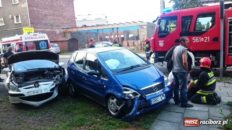 Zdjęcie w galerii na portalu naszraciborz.pl: Wypadek na Rybnickiej. Peugeot zderzył się z mercedesem. Jedna osoba ranna wiadomości z regionu
