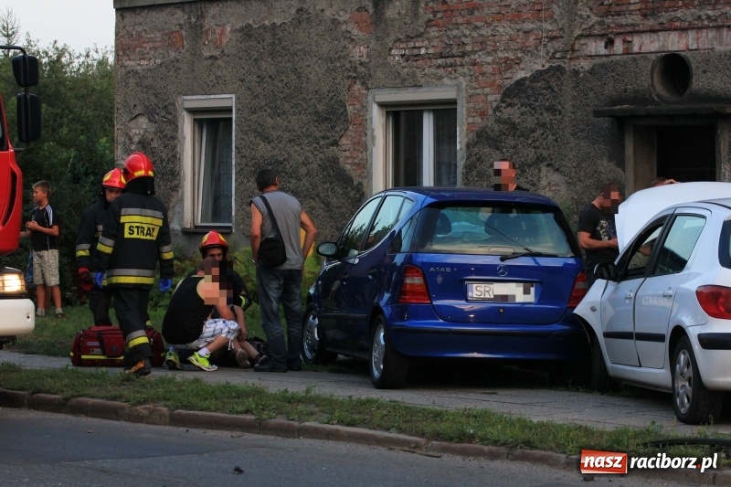 Zdjęcie w galerii na portalu naszraciborz.pl: Wypadek na Rybnickiej. Peugeot zderzył się z mercedesem. Jedna osoba ranna wiadomości z regionu