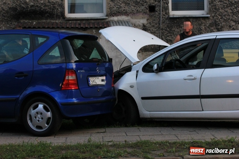 Zdjęcie w galerii na portalu naszraciborz.pl: Wypadek na Rybnickiej. Peugeot zderzył się z mercedesem. Jedna osoba ranna wiadomości z regionu