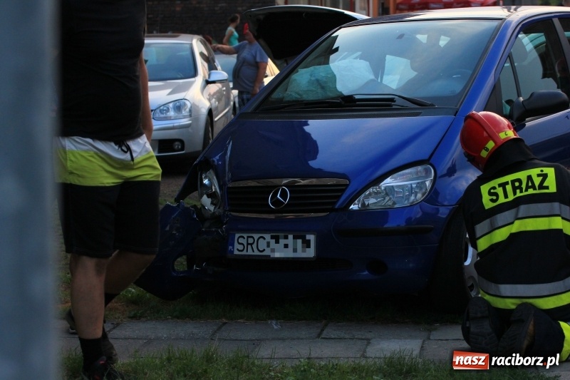 Zdjęcie w galerii na portalu naszraciborz.pl: Wypadek na Rybnickiej. Peugeot zderzył się z mercedesem. Jedna osoba ranna wiadomości z regionu