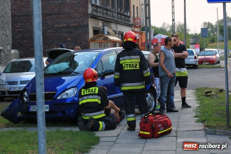 Zdjęcie w galerii na portalu naszraciborz.pl: Wypadek na Rybnickiej. Peugeot zderzył się z mercedesem. Jedna osoba ranna wiadomości z regionu