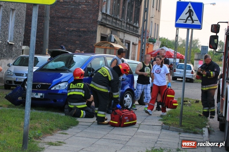 Zdjęcie w galerii na portalu naszraciborz.pl: Wypadek na Rybnickiej. Peugeot zderzył się z mercedesem. Jedna osoba ranna wiadomości z regionu