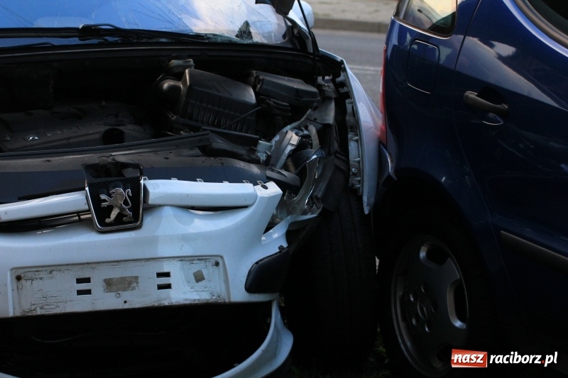 Zdjęcie w galerii na portalu naszraciborz.pl: Wypadek na Rybnickiej. Peugeot zderzył się z mercedesem. Jedna osoba ranna wiadomości z regionu