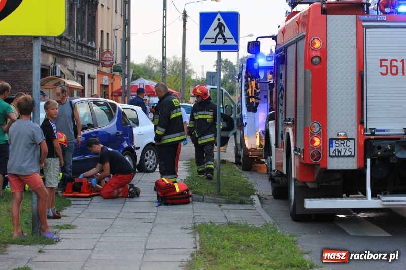 Zdjęcie w galerii na portalu naszraciborz.pl: Wypadek na Rybnickiej. Peugeot zderzył się z mercedesem. Jedna osoba ranna wiadomości z regionu