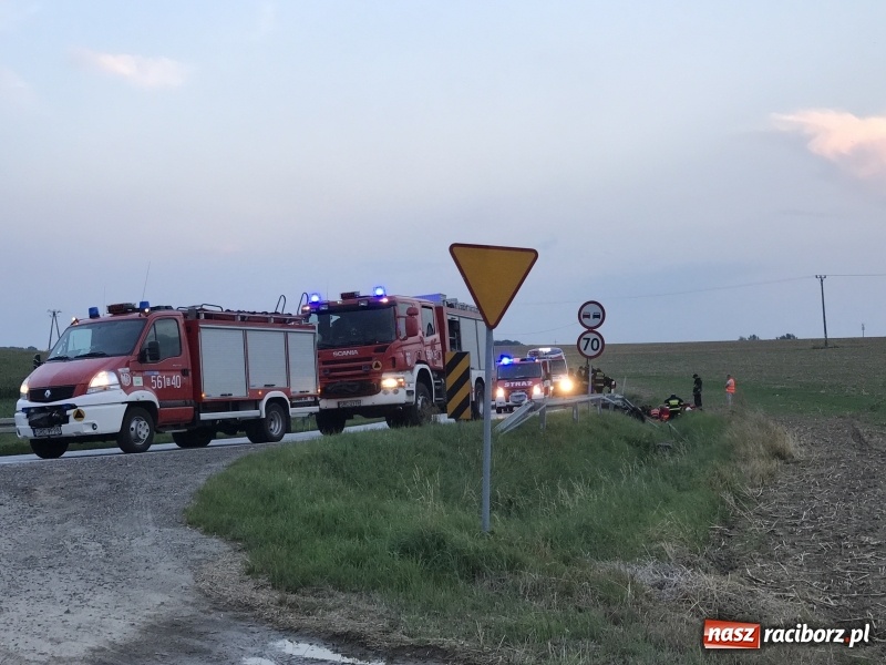 Zdjęcie w galerii na portalu naszraciborz.pl: Motocyklista uderzył w barierę na DK 45 za Szonowicami. W ciężkim stanie trafił do szpitala  wiadomości z regionu