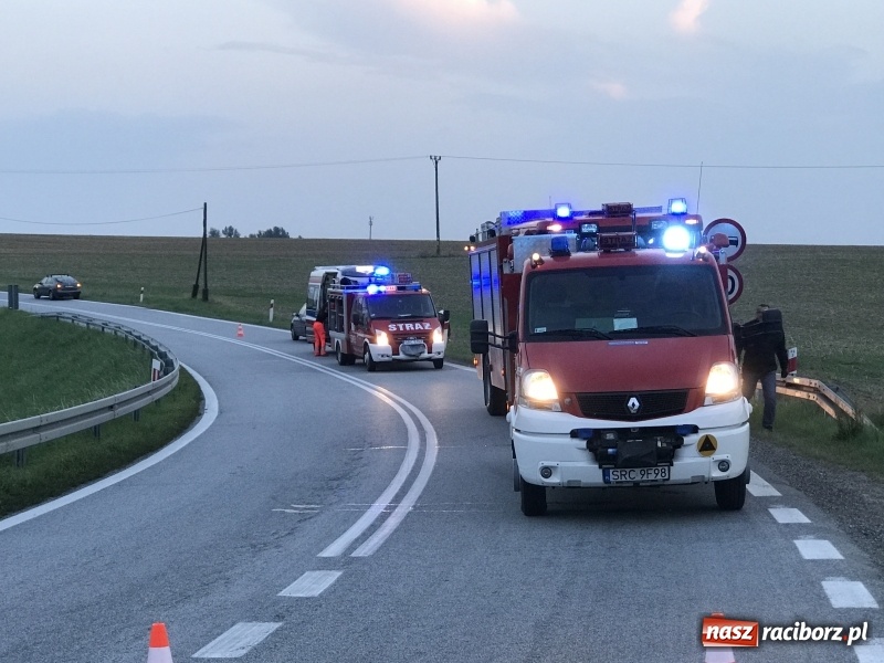 Zdjęcie w galerii na portalu naszraciborz.pl: Motocyklista uderzył w barierę na DK 45 za Szonowicami. W ciężkim stanie trafił do szpitala  wiadomości z regionu