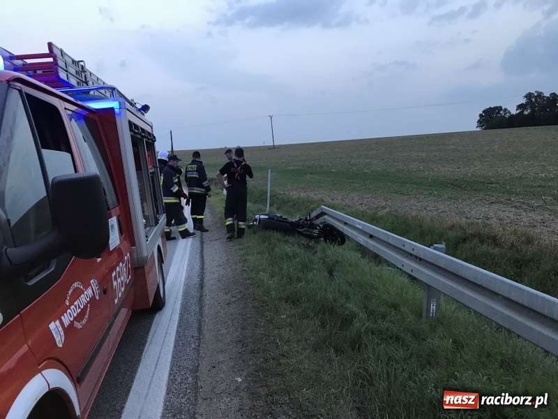 Zdjęcie w galerii na portalu naszraciborz.pl: Motocyklista uderzył w barierę na DK 45 za Szonowicami. W ciężkim stanie trafił do szpitala  wiadomości z regionu