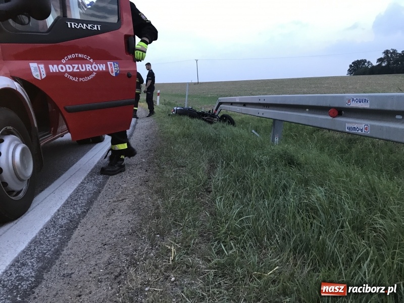Zdjęcie w galerii na portalu naszraciborz.pl: Motocyklista uderzył w barierę na DK 45 za Szonowicami. W ciężkim stanie trafił do szpitala  wiadomości z regionu