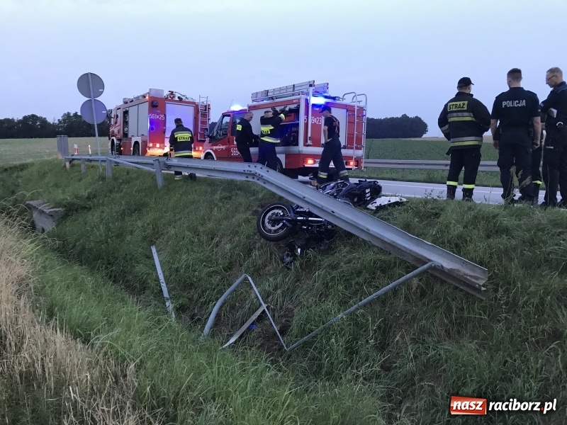 Zdjęcie w galerii na portalu naszraciborz.pl: Motocyklista uderzył w barierę na DK 45 za Szonowicami. W ciężkim stanie trafił do szpitala  wiadomości z regionu