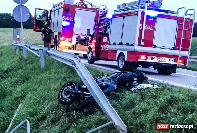 Zdjęcie w galerii na portalu naszraciborz.pl: Motocyklista uderzył w barierę na DK 45 za Szonowicami. W ciężkim stanie trafił do szpitala  wiadomości z regionu