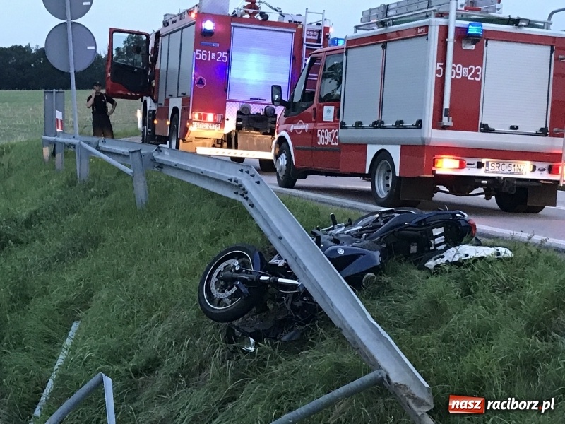 Zdjęcie w galerii na portalu naszraciborz.pl: Motocyklista uderzył w barierę na DK 45 za Szonowicami. W ciężkim stanie trafił do szpitala  wiadomości z regionu