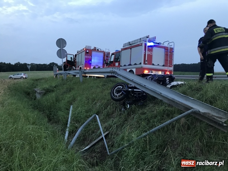 Zdjęcie w galerii na portalu naszraciborz.pl: Motocyklista uderzył w barierę na DK 45 za Szonowicami. W ciężkim stanie trafił do szpitala  wiadomości z regionu