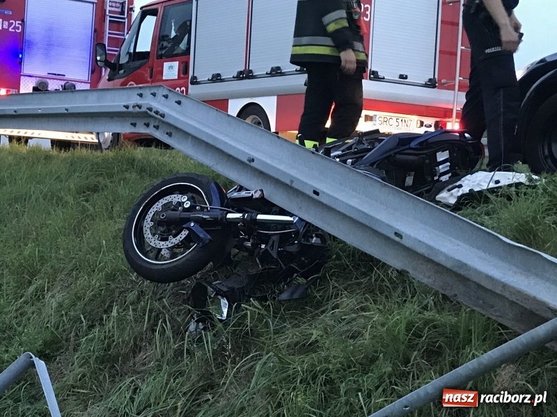 Zdjęcie w galerii na portalu naszraciborz.pl: Motocyklista uderzył w barierę na DK 45 za Szonowicami. W ciężkim stanie trafił do szpitala  wiadomości z regionu
