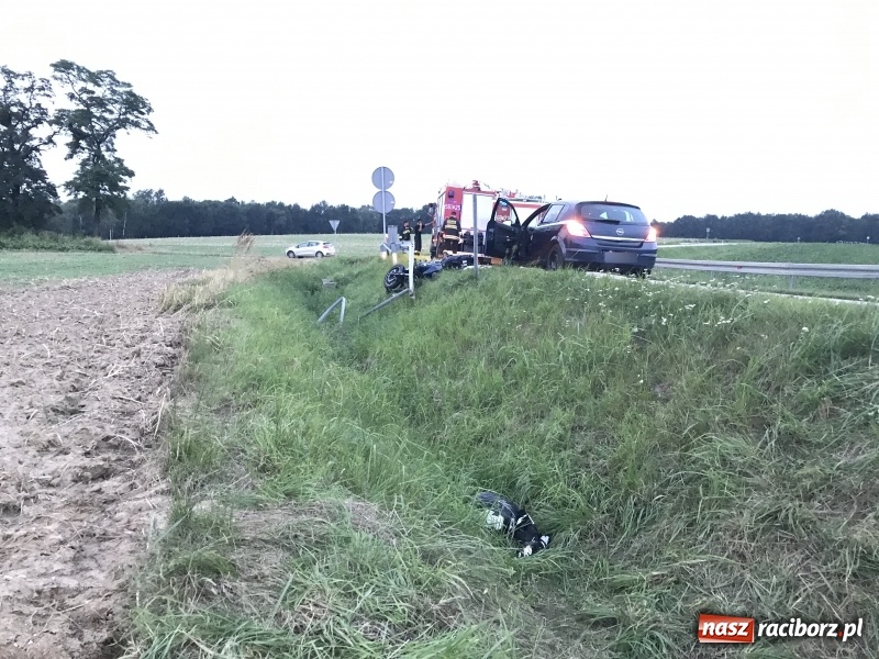 Zdjęcie w galerii na portalu naszraciborz.pl: Motocyklista uderzył w barierę na DK 45 za Szonowicami. W ciężkim stanie trafił do szpitala  wiadomości z regionu