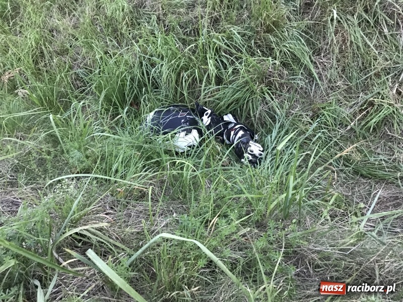 Zdjęcie w galerii na portalu naszraciborz.pl: Motocyklista uderzył w barierę na DK 45 za Szonowicami. W ciężkim stanie trafił do szpitala  wiadomości z regionu