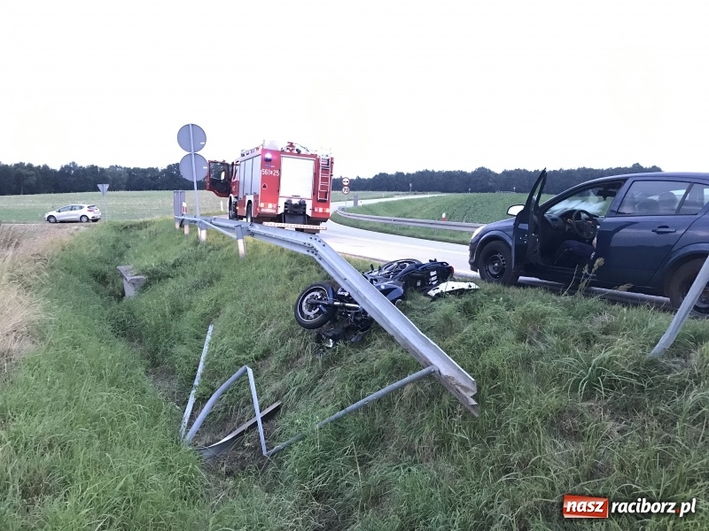 Zdjęcie w galerii na portalu naszraciborz.pl: Motocyklista uderzył w barierę na DK 45 za Szonowicami. W ciężkim stanie trafił do szpitala  wiadomości z regionu