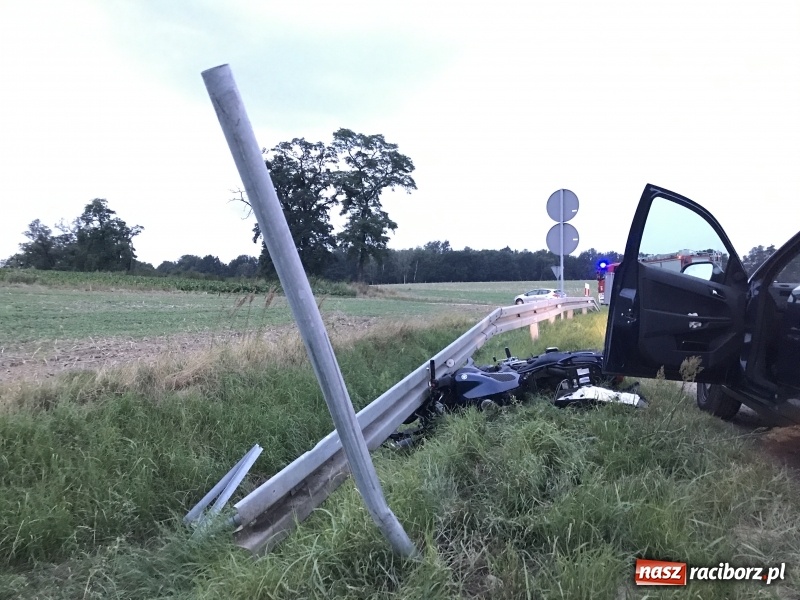 Zdjęcie w galerii na portalu naszraciborz.pl: Motocyklista uderzył w barierę na DK 45 za Szonowicami. W ciężkim stanie trafił do szpitala  wiadomości z regionu