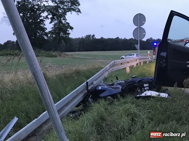 Zdjęcie w galerii na portalu naszraciborz.pl: Motocyklista uderzył w barierę na DK 45 za Szonowicami. W ciężkim stanie trafił do szpitala  wiadomości z regionu