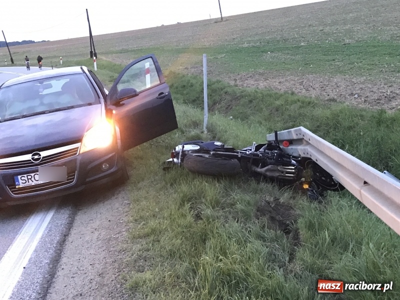 Zdjęcie w galerii na portalu naszraciborz.pl: Motocyklista uderzył w barierę na DK 45 za Szonowicami. W ciężkim stanie trafił do szpitala  wiadomości z regionu