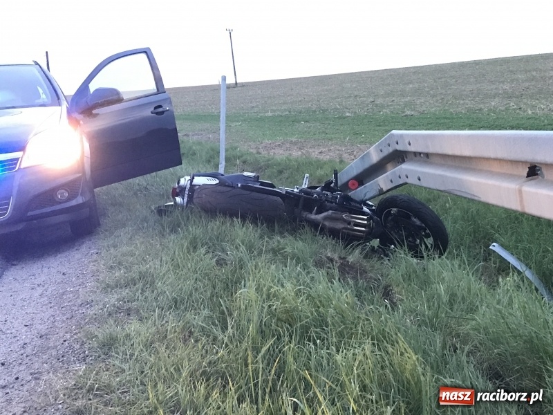 Zdjęcie w galerii na portalu naszraciborz.pl: Motocyklista uderzył w barierę na DK 45 za Szonowicami. W ciężkim stanie trafił do szpitala  wiadomości z regionu