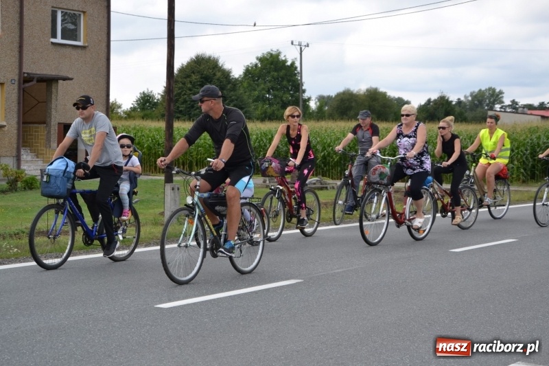 Zdjęcie w galerii na portalu naszraciborz.pl: Ponad 250 rowerzystów na trasie rajdu gminy Krzyżanowice i firmy Alas Utex wiadomości z regionu
