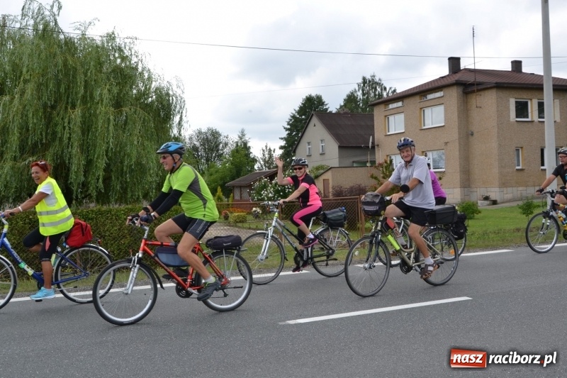 Zdjęcie w galerii na portalu naszraciborz.pl: Ponad 250 rowerzystów na trasie rajdu gminy Krzyżanowice i firmy Alas Utex wiadomości z regionu