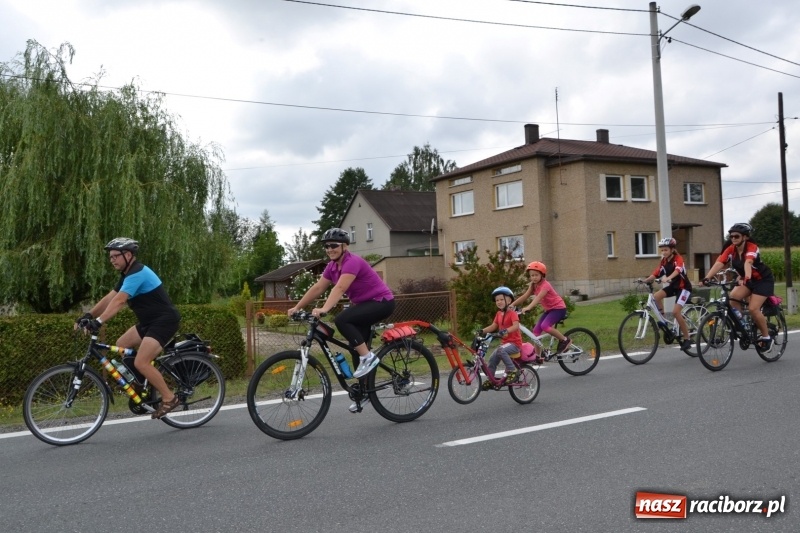 Zdjęcie w galerii na portalu naszraciborz.pl: Ponad 250 rowerzystów na trasie rajdu gminy Krzyżanowice i firmy Alas Utex wiadomości z regionu