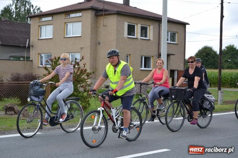 Zdjęcie w galerii na portalu naszraciborz.pl: Ponad 250 rowerzystów na trasie rajdu gminy Krzyżanowice i firmy Alas Utex wiadomości z regionu