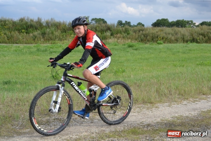 Zdjęcie w galerii na portalu naszraciborz.pl: Ponad 250 rowerzystów na trasie rajdu gminy Krzyżanowice i firmy Alas Utex wiadomości z regionu