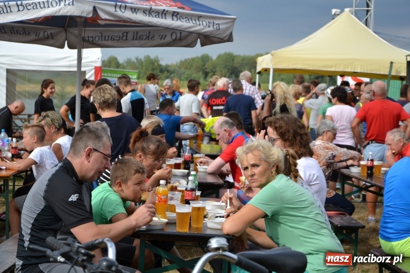 Zdjęcie w galerii na portalu naszraciborz.pl: Ponad 250 rowerzystów na trasie rajdu gminy Krzyżanowice i firmy Alas Utex wiadomości z regionu