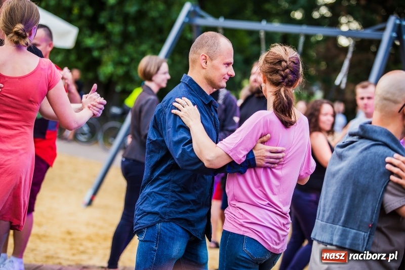 Zdjęcie w galerii na portalu naszraciborz.pl: Salsa Beach Party, czyli roztańczone bulwary nadodrzańskie w Raciborzu wiadomości z regionu