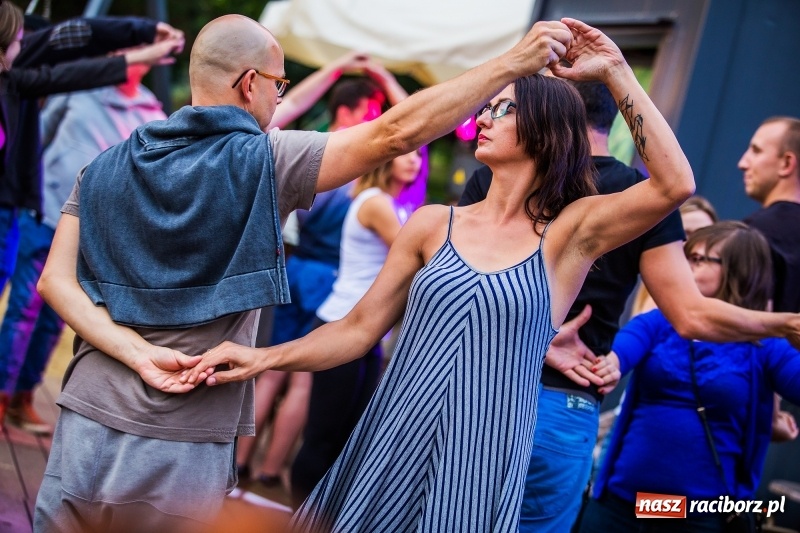 Zdjęcie w galerii na portalu naszraciborz.pl: Salsa Beach Party, czyli roztańczone bulwary nadodrzańskie w Raciborzu wiadomości z regionu