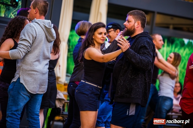 Zdjęcie w galerii na portalu naszraciborz.pl: Salsa Beach Party, czyli roztańczone bulwary nadodrzańskie w Raciborzu wiadomości z regionu