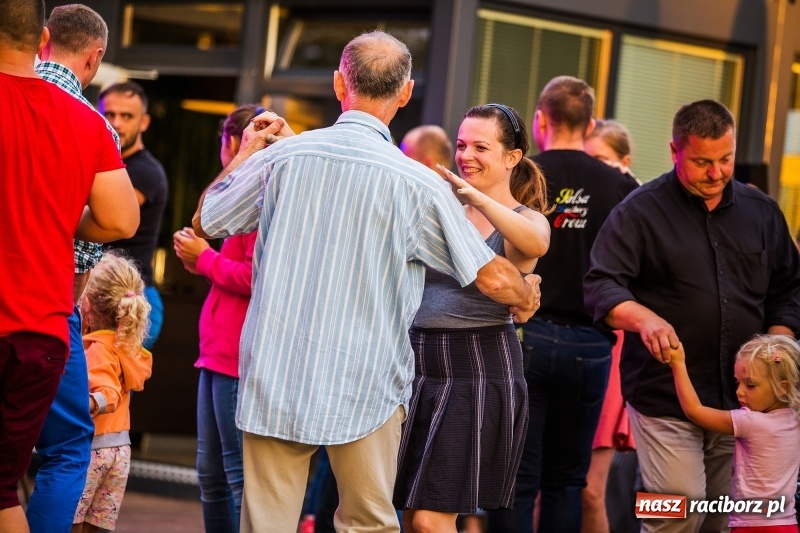Zdjęcie w galerii na portalu naszraciborz.pl: Salsa Beach Party, czyli roztańczone bulwary nadodrzańskie w Raciborzu wiadomości z regionu