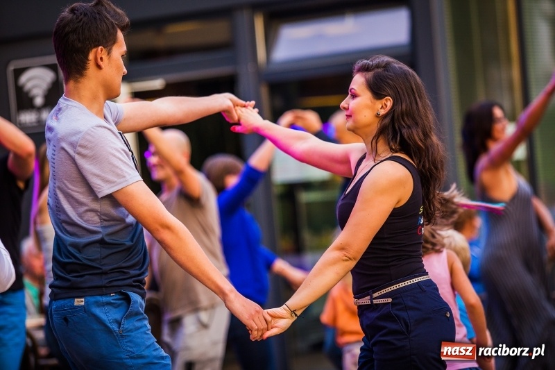 Zdjęcie w galerii na portalu naszraciborz.pl: Salsa Beach Party, czyli roztańczone bulwary nadodrzańskie w Raciborzu wiadomości z regionu