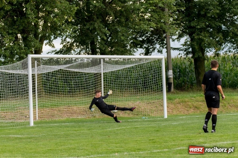 Zdjęcie w galerii na portalu naszraciborz.pl: Krzanowice musiały uznać wyższość gości z Rogowa  wiadomości z regionu