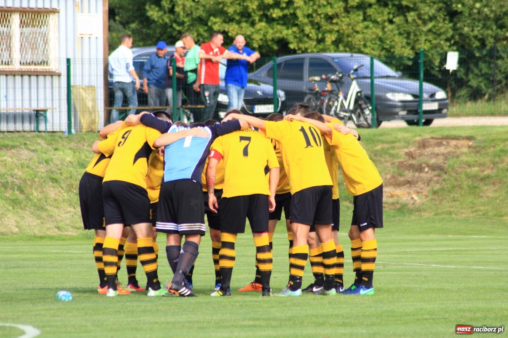 Zdjęcie w galerii na portalu naszraciborz.pl: Minimalna porażka Raszczyc w debiucie w klasie okręgowej wiadomości z regionu