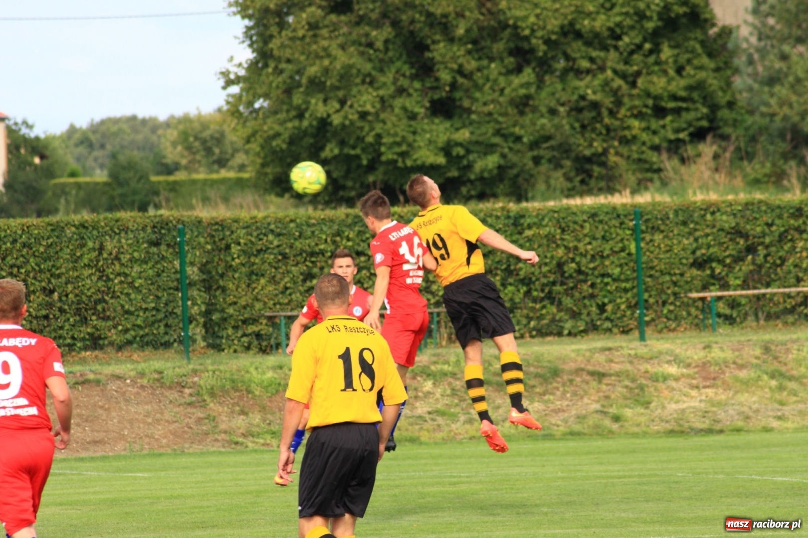 Zdjęcie w galerii na portalu naszraciborz.pl: Minimalna porażka Raszczyc w debiucie w klasie okręgowej wiadomości z regionu