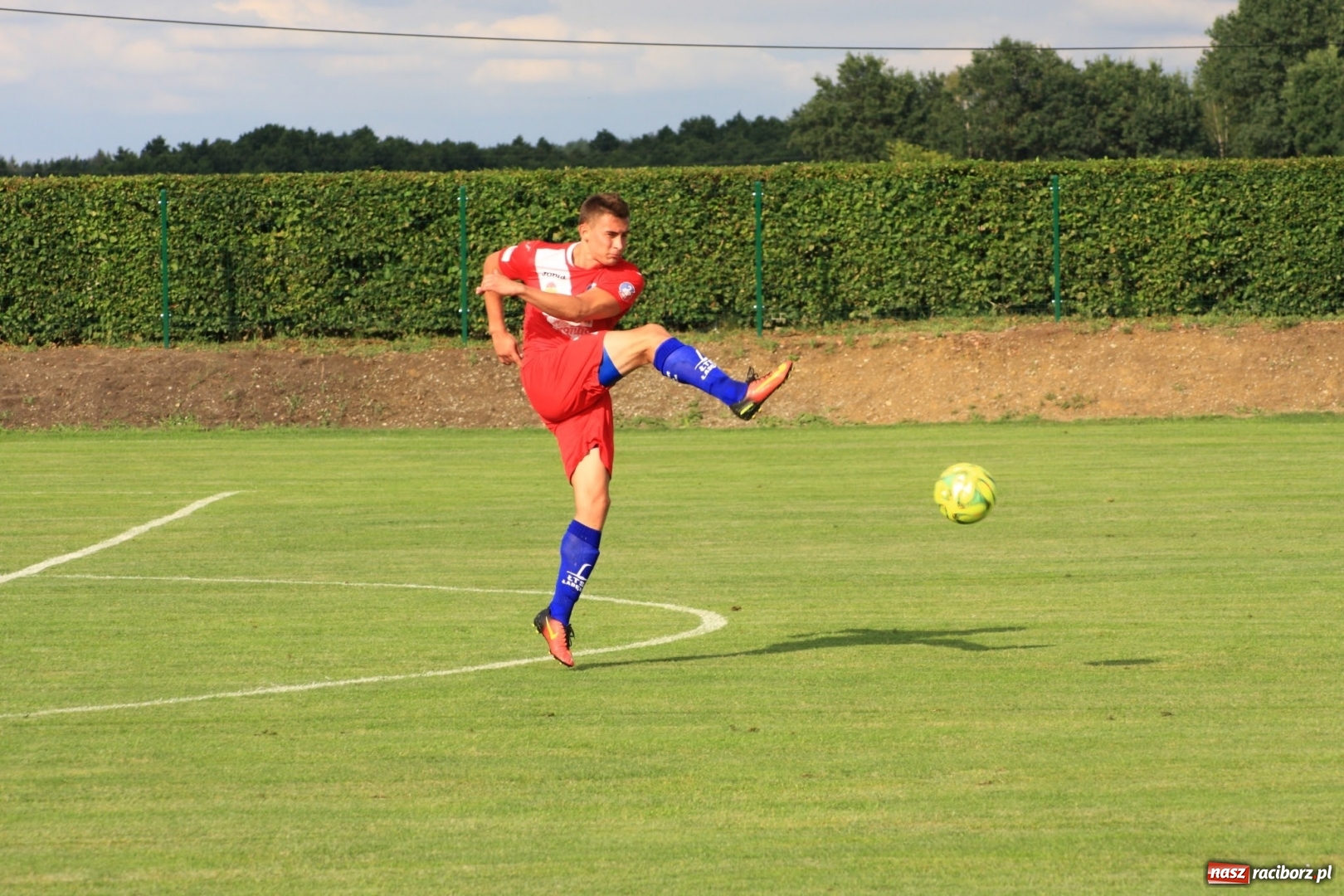 Zdjęcie w galerii na portalu naszraciborz.pl: Minimalna porażka Raszczyc w debiucie w klasie okręgowej wiadomości z regionu