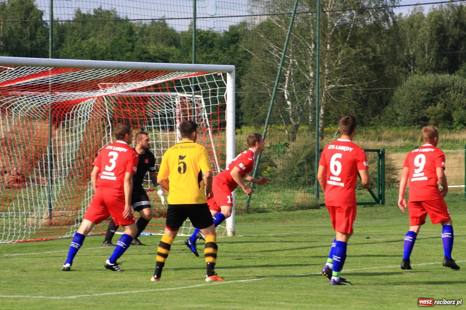 Zdjęcie w galerii na portalu naszraciborz.pl: Minimalna porażka Raszczyc w debiucie w klasie okręgowej wiadomości z regionu