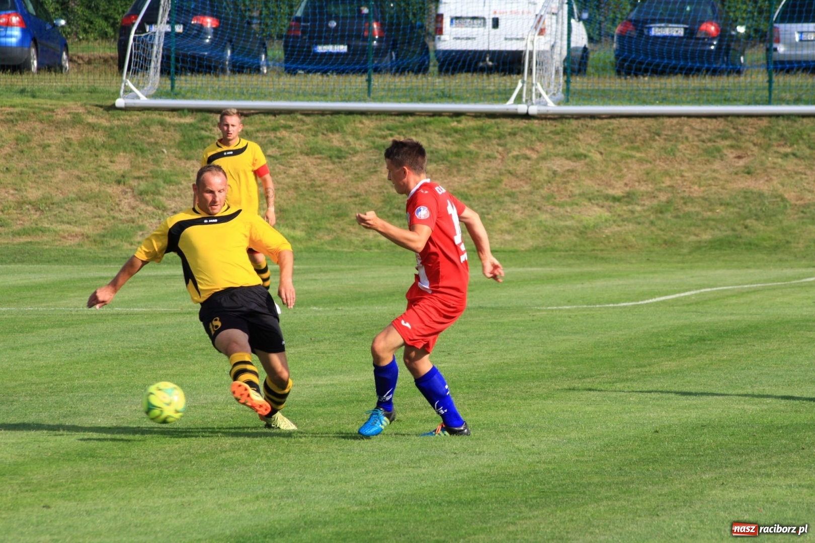 Zdjęcie w galerii na portalu naszraciborz.pl: Minimalna porażka Raszczyc w debiucie w klasie okręgowej wiadomości z regionu