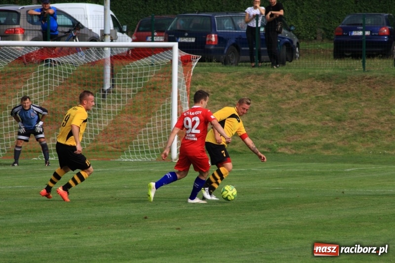 Zdjęcie w galerii na portalu naszraciborz.pl: Minimalna porażka Raszczyc w debiucie w klasie okręgowej wiadomości z regionu