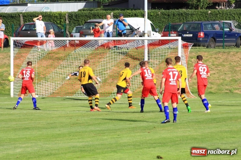 Zdjęcie w galerii na portalu naszraciborz.pl: Minimalna porażka Raszczyc w debiucie w klasie okręgowej wiadomości z regionu