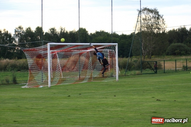 Zdjęcie w galerii na portalu naszraciborz.pl: Minimalna porażka Raszczyc w debiucie w klasie okręgowej wiadomości z regionu
