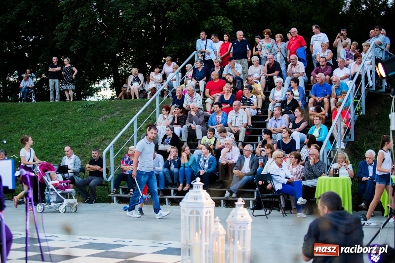 Zdjęcie w galerii na portalu naszraciborz.pl: Retro potańcówka z RCK na przystani FOTO i WIDEO wiadomości z regionu