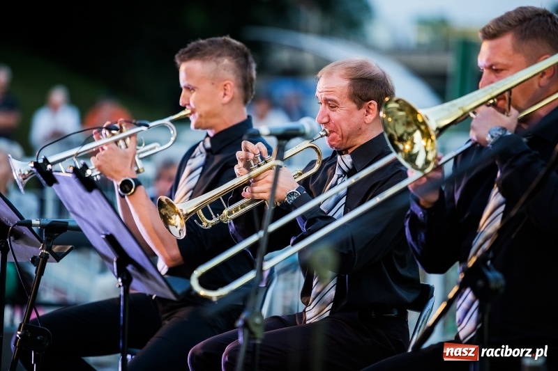 Zdjęcie w galerii na portalu naszraciborz.pl: Retro potańcówka z RCK na przystani FOTO i WIDEO wiadomości z regionu