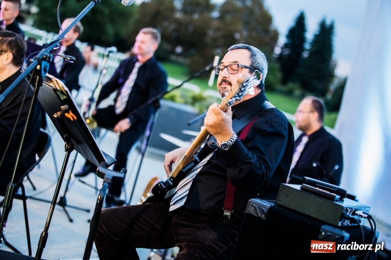 Zdjęcie w galerii na portalu naszraciborz.pl: Retro potańcówka z RCK na przystani FOTO i WIDEO wiadomości z regionu