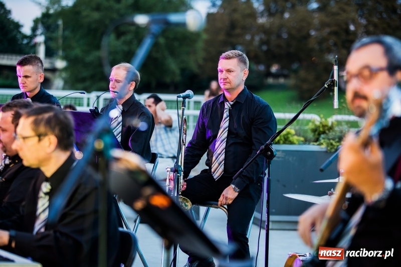 Zdjęcie w galerii na portalu naszraciborz.pl: Retro potańcówka z RCK na przystani FOTO i WIDEO wiadomości z regionu